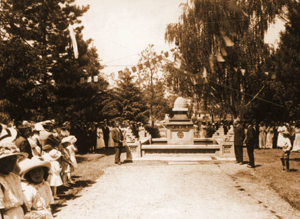 Beehive Fountain Dedication in 1913